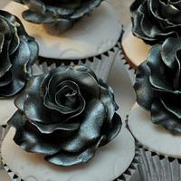 Platinum silver roses cupcakes