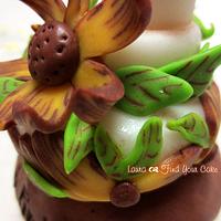 Cupcakes with veined flowers and leaves