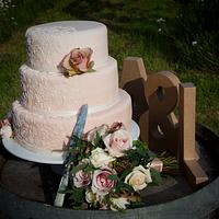 Vintage Scalloped Lace Wedding Cake