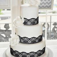 Black & White Weddingcake with Lace