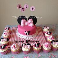 Minnie Mouse Cake & Cupcakes