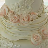 lovely lace and roses weddingcake