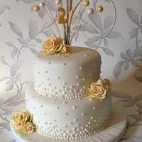 Pearls and roses cake