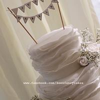 Pretty white wedding cake 