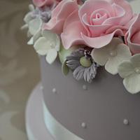 Pretty Flower Garland Cake.