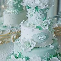 Green and white damask wedding cake !