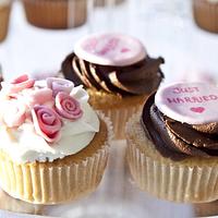 Ribbon roses wedding cake & cupcakes