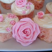 some small heart cakes just to show some of my pink roses (: