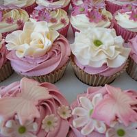 Vintage floral wedding cupcakes
