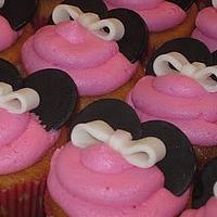 Minnie Mouse Birthday Cake with Matching Cupcakes