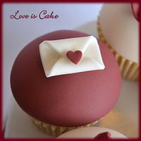 Claret and Ivory Valentine's cupcakes 