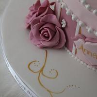 Vintage hatbox cake with molded sugar roses