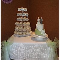 Daisy wedding cake and cupcakes