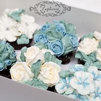 Cupcakes with flowers