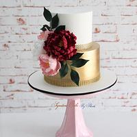 Gold and white ! - Decorated Cake by Signature Cake By - CakesDecor