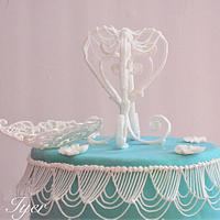 Royal icing string cake 