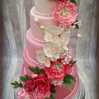 Pink gumpaste flower weddingcake