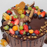 Drip cake with fruits