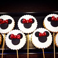 Minnie Mouse birthday cake and cookies