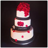 Red roses wedding cake 