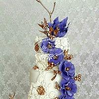 FLOWERY WEDDING CAKE