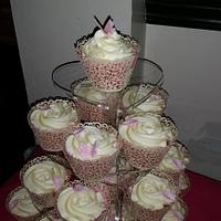 heart wedding cake with matching cupcakes