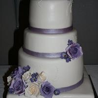 Weddingcake in purple and white