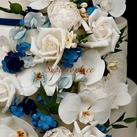 White orchids and blue hortensia wedding cake