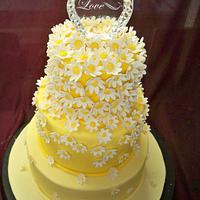 yellow and white daisy wedding cake