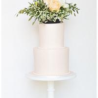 Weddingcake with fresh flowers on top