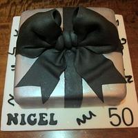 Big standing bow on square cake