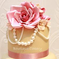 Vintage rose & pearl cake