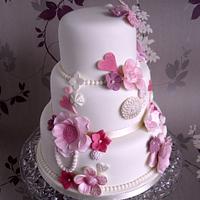 Vintage style wedding cake 