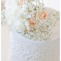 Gluten free weddingcake with fresh flowers