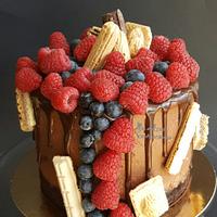 Drip cake with fruits 