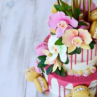 Drip cake con macarons y orquídeas 