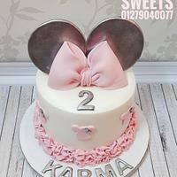 Pink Minnie mouse cake