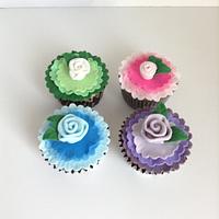 Elegant roses cupcakes