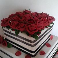 WEDDING CAKE RED AND BLACK
