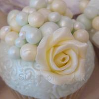 Pastel Pearl 'MUM' cupcakes