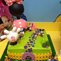 Minnie Mouse clubhouse cake