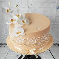 Fashionable cake for women