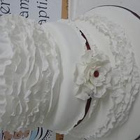 bolo de casamento branco com alguns tons bordeaux