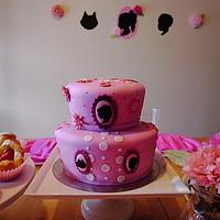 Cameos, dots and flowers cake