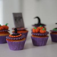 Halloween cake with matching cupcakes!