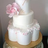 Gold lustre and large roses, Wedding cake 