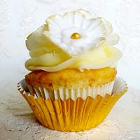 White & Gold Vintage Cupcake