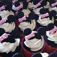 Minnie Mouse Birthday cake with matching cupcakes