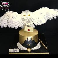 Harry Potter themed cake : gravity defying landing Hedwige owl 