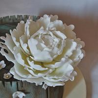 Cake with peony